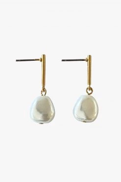 Flo Gives Back 15% To Women In Need Pearl Bar Earrings Gold