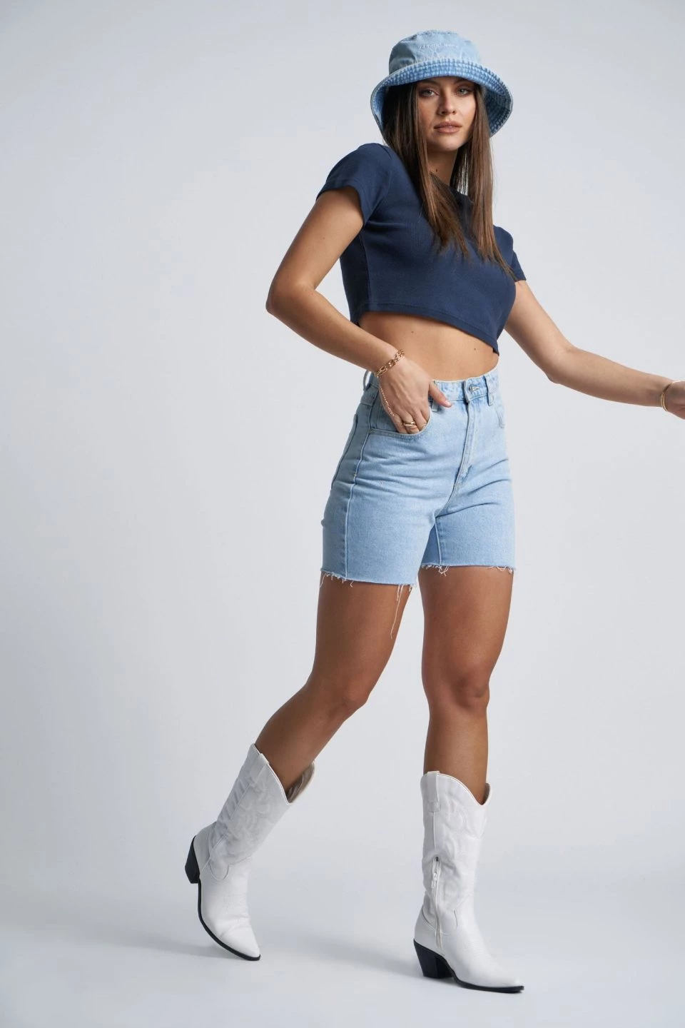 Abrand Jeans A Claudia Cut Off Mid Thigh Walk Away Blue Denim Short